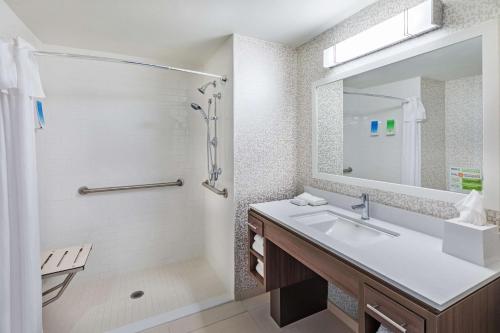 bagno con lavandino e doccia di Home2 Suites by Hilton Laredo, TX a Laredo