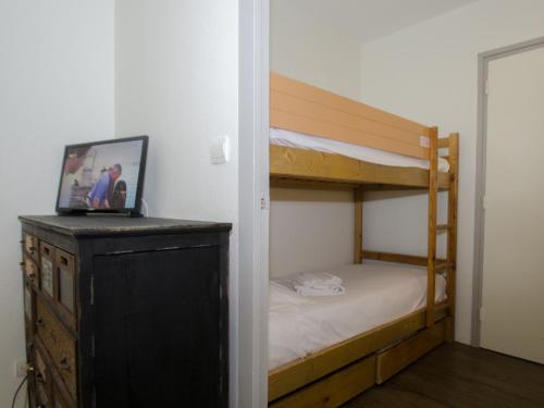- une petite chambre avec des lits superposés et une commode dans l'établissement Studio cosy à Chamonix proche du ski-bus - FR-1-343-238, à Chamonix-Mont-Blanc