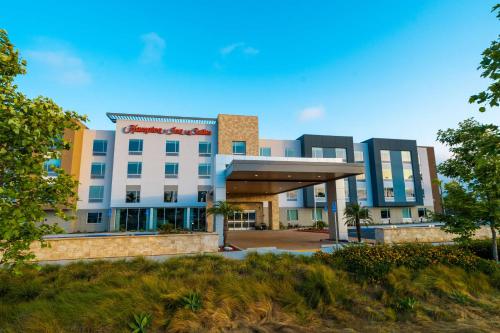 un edificio hospital con un gran edificio blanco en Hampton Inn & Suites Imperial Beach San Diego, Ca, en Imperial Beach