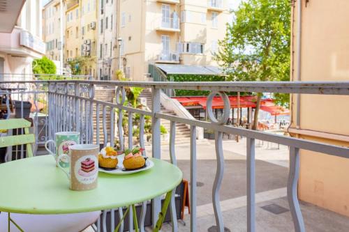 une table avec une assiette de nourriture sur un balcon dans l'établissement C17 2P Port Palais & Croisette 8mins walk balcony, à Cannes