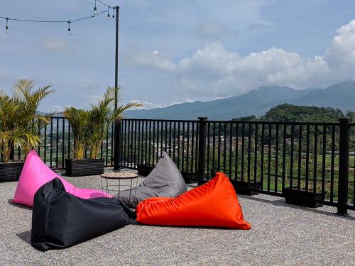 un groupe de trois sacs de couleur différents assis sur le sol dans l'établissement Mountain Hill, à Songgoriti