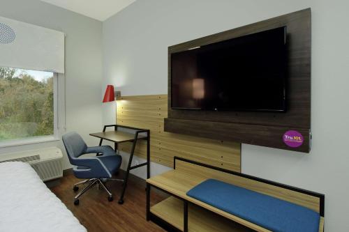 a bedroom with a tv and a desk and a bed at Tru By Hilton Waco South in Waco