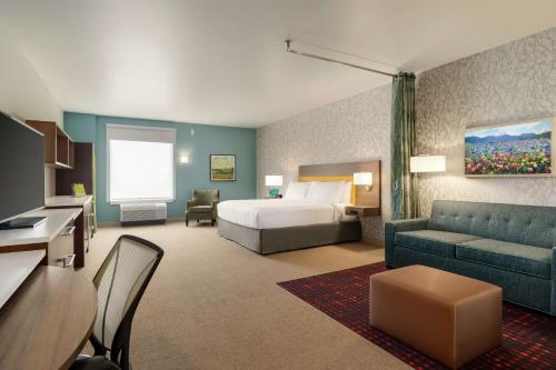pokój hotelowy z łóżkiem i kanapą w obiekcie Home2 Suites By Hilton Ephrata w mieście Ephrata