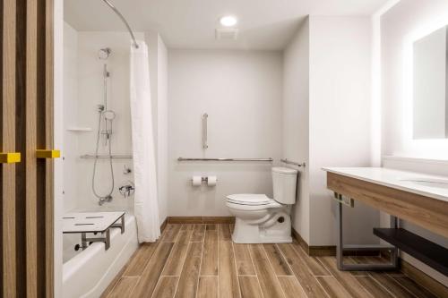 Hampton Inn by Hilton Verona at Turning Stoneにあるバスルーム