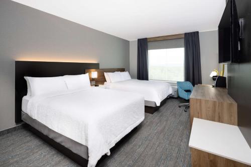 Hampton Inn by Hilton Verona at Turning Stoneにあるベッド