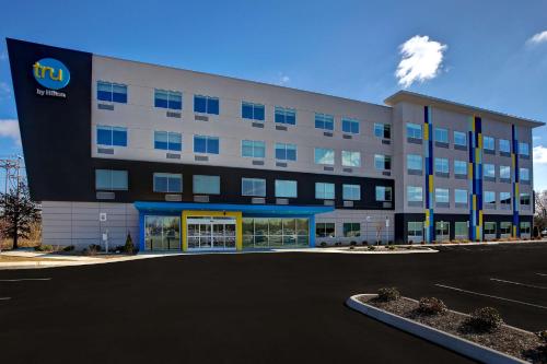 an office building with a sign on the front of it at Tru By Hilton Alcoa Knoxville Airport, Tn in Alcoa
