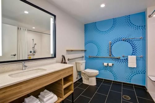 La salle de bains est pourvue de toilettes et d'un lavabo. dans l'établissement Tru By Hilton Alcoa Knoxville Airport, Tn, à Alcoa