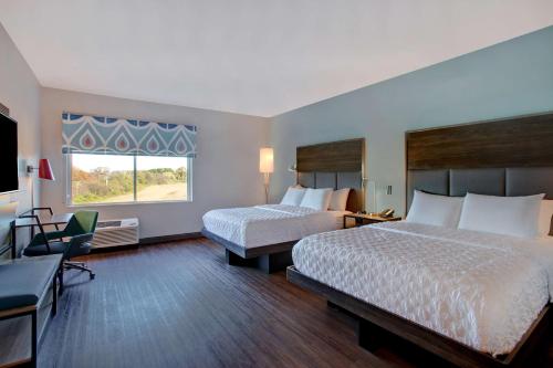 a hotel room with two beds and a window at Tru By Hilton Alcoa Knoxville Airport, Tn in Alcoa