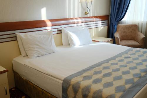 Tempat tidur dalam kamar di Akar International Hotel