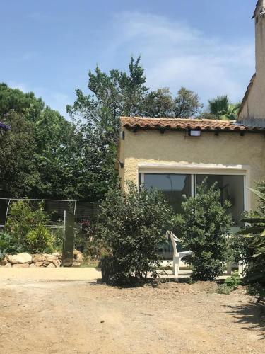 un banc assis devant une maison dans l'établissement studio centre ville avec jardin, à Sainte-Maxime