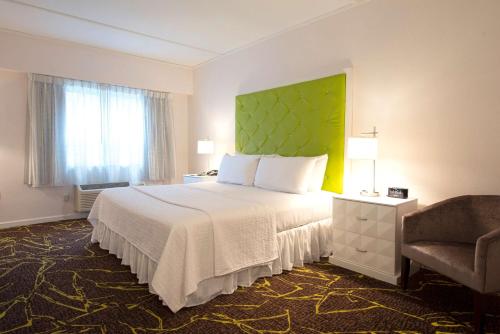 um quarto de hotel com uma cama e uma cadeira em The Roslyn, Tapestry Collection by Hilton em Roslyn
