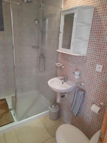 ロルグにあるVilla Azurのバスルーム(シャワー、洗面台、トイレ付)