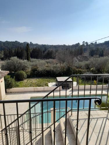 d'un balcon avec vue sur la piscine. dans l'établissement Villa Azur, à Lorgues