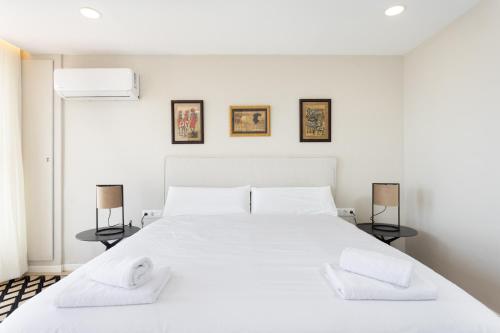 A bed or beds in a room at Home2Book Stylish Sea Views Studio Santa Cruz