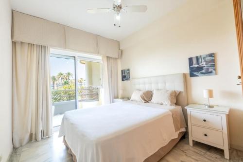 Кровать или кровати в номере Natera Costa Golf Exclusive Beachfront Apartment