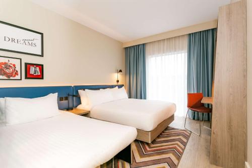 Hampton By Hilton Blackburn tesisinde bir odada yatak veya yataklar