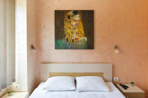 - une chambre avec un lit orné d'une peinture murale dans l'établissement Apartments NANA, à Golubac