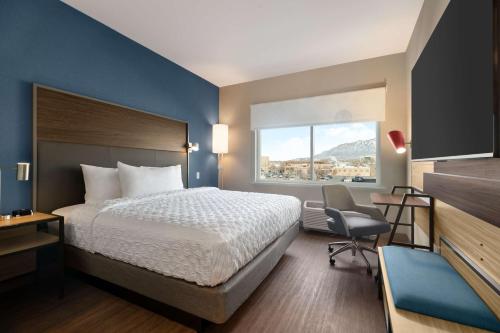 Una cama o camas en una habitación de Tru By Hilton Ogden, Ut