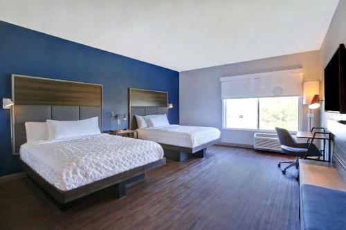 ein Hotelzimmer mit 2 Betten und einem Fenster in der Unterkunft Tru By Hilton Monroe, Oh in Monroe