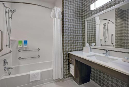 Ένα μπάνιο στο Home2 Suites By Hilton Richmond