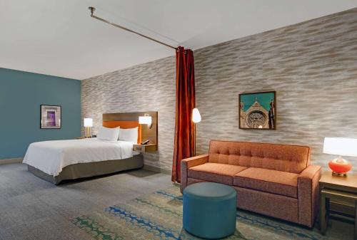 ein Hotelzimmer mit einem Bett und einem Sofa in der Unterkunft Home2 Suites By Hilton Richmond in Richmond