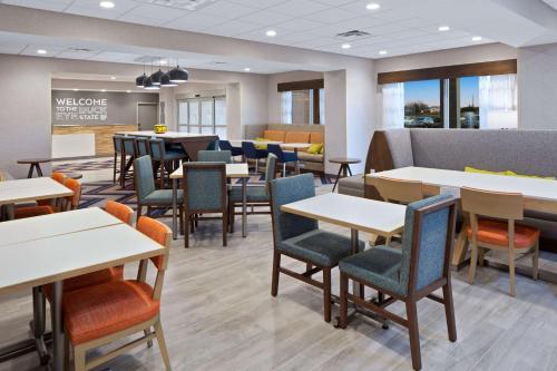 a dining room with tables and chairs and tablesktop at Hampton Inn Circleville, Oh in Circleville