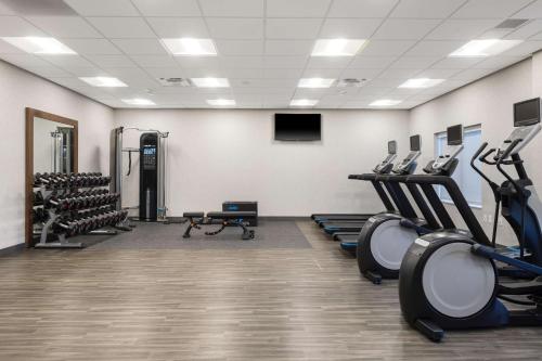 a gym with treadmills and exercise equipment in a room at Hampton Inn Circleville, Oh in Circleville