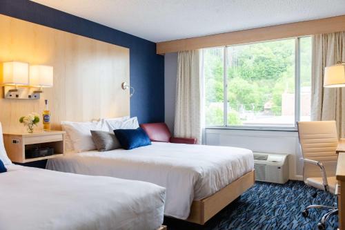 een hotelkamer met 2 bedden en een raam bij Capitol Plaza Hotel Montpelier Tapestry Collection by Hilton in Montpelier