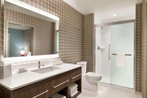 y baño con lavabo, aseo y espejo. en Home2 Suites By Hilton Ogden, en Ogden