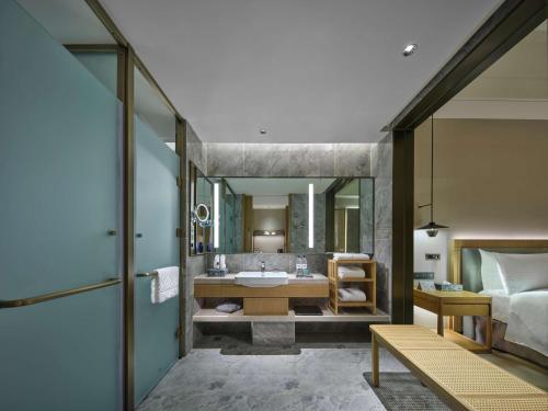 Ένα ή περισσότερα κρεβάτια σε δωμάτιο στο Doubletree By Hilton Lingshui Hot Spring