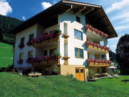 a house with flower boxes on the side of it at Hotel Garni Haus Anita in Liesing