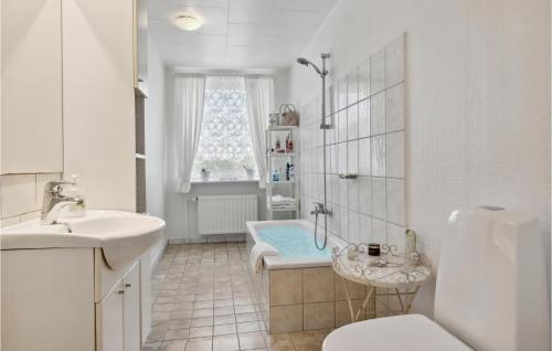 Et badeværelse på Lovely Home In Bandholm With Kitchen