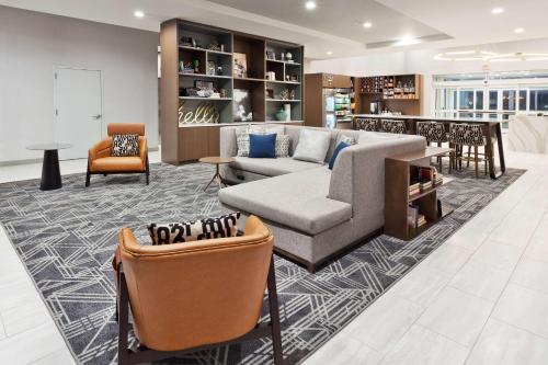 ドーサンにあるDoubletree By Hilton Dothan, Alのソファと椅子のあるリビングルーム