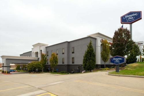 a building with a street sign in front of it at Hampton Inn Kansas City Northeast in Kansas City