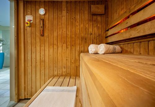 een kamer met een sauna en 2 opgerolde handdoeken bij Leonardo Royal Hotel Brighton Waterfront in Brighton & Hove