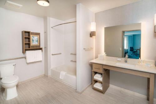 uma casa de banho com um WC, um lavatório e uma banheira em Homewood Suites By Hilton Livermore, Ca em Livermore