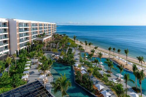 una vista aérea del hotel y de la playa en Waldorf Astoria Cancun en Cancún