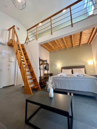 una camera con un letto e una scala di Privileged villa a Néa Péramos