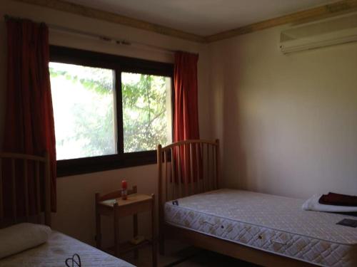 - une petite chambre avec 2 lits et une fenêtre dans l'établissement Palm Beach Compound Villa, à Ain Sokhna