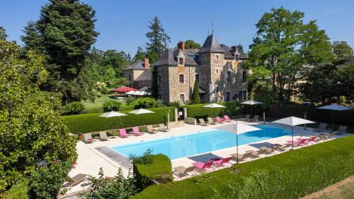 MissillacにあるHôtel & Spa de La Bretescheの城前のスイミングプール付き邸宅