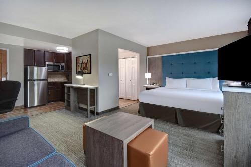 Кровать или кровати в номере Homewood Suites Newport News - Yorktown by Hilton