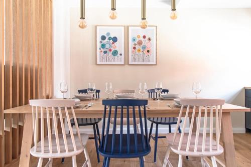 - une salle à manger avec une table et des chaises en bois dans l'établissement Ferienhaus im Altstadtgässchen mit 3 Badezimmern, à Quedlinbourg