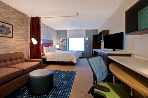 列克星敦的住宿－Home2 Suites By Hilton Lexington Hamburg，酒店客房,配有床和沙发