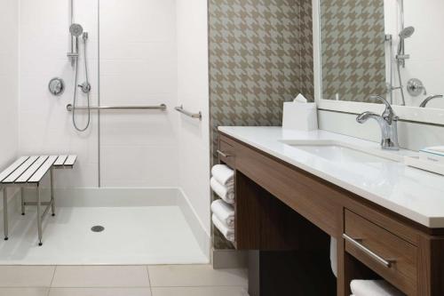 uma casa de banho com uma banheira, um lavatório e um chuveiro em Home2 Suites By Hilton Boise Downtown em Boise
