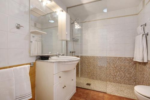 a bathroom with a sink and a mirror and a toilet at Apartamento Las Palmeras in Gran Tarajal