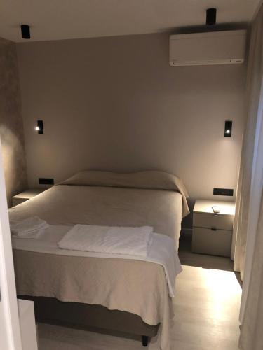 une chambre avec un lit et deux tables de nuit dans l'établissement Lina, à Nice