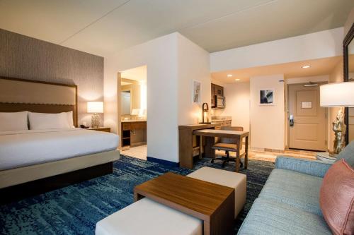 Habitación de hotel con cama y escritorio en Homewood Suites By Hilton Myrtle Beach Coastal Grand Mall en Myrtle Beach