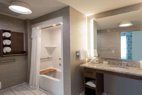 マートルビーチにあるHomewood Suites By Hilton Myrtle Beach Coastal Grand Mallの洗面台と大きな鏡のあるバスルーム
