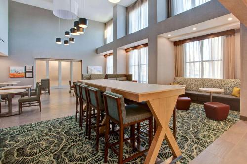 a conference room with a table and chairs at Hampton Inn & Suites Borger in Borger