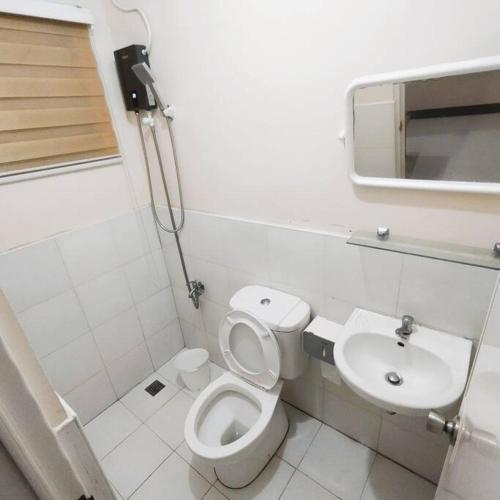 łazienka z toaletą i umywalką w obiekcie Stellar Homesharing 1 w mieście Davao